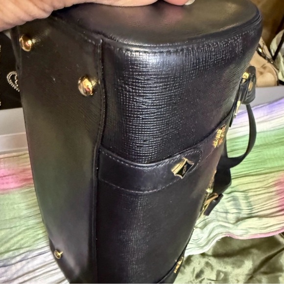 MCM München Barrel Shoulder Bag - Black Textured Leather Gold Zipper authentic - Picture 8 of 15